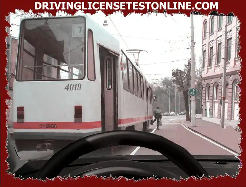 Можете да преодолеете трамвая, спрян на спирка ?