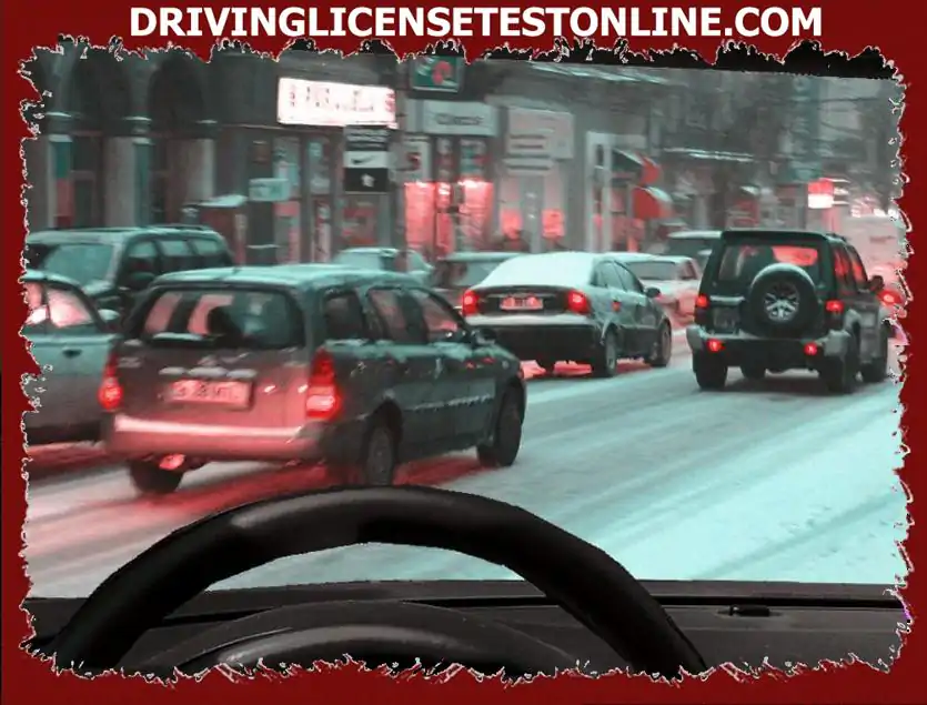 Za vožnjo po ledeni cesti je priporočljivo, da avtomobil opremite z :