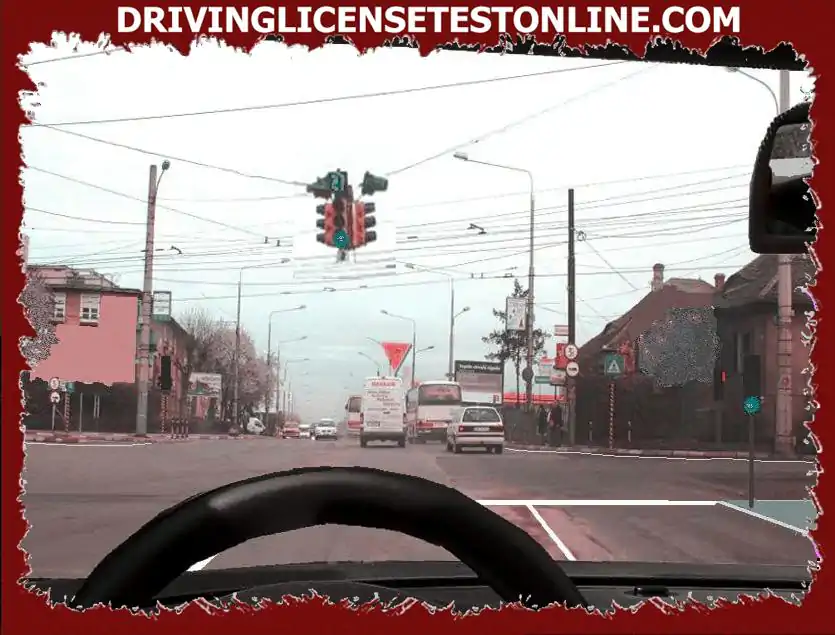 ?路口上方设置红绿灯时，如何在该路口正确行车