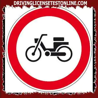 Biciklist je na cesti označenoj znakom . . .