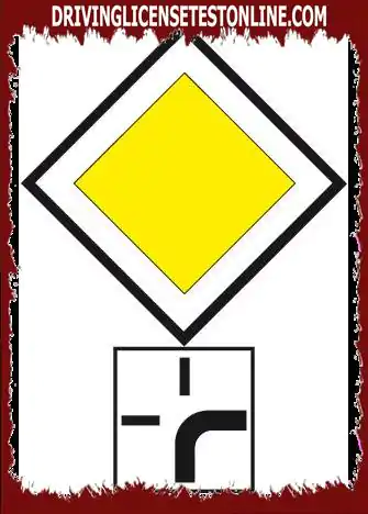 Ali je obvezno podati znak za smer, če želite nadaljevati kolesarjenje v smeri, označeni...