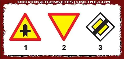 الإشارة 1 هي تقاطع مع طريق غير أولوية 
 الإشارة 2 هي علامة تقاطع مع طريق رئيسي 
 الإشارة 3 هي علامة في نهاية الطريق الرئيسي