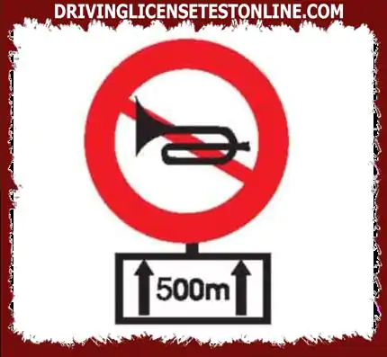 Skylten som förbjuder tutning och hjälpskylt indikerar att skyltens effektiva räckvidd är 500 meter från den plats där skylten finns .