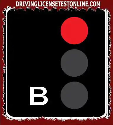 Encuentra un semáforo con una 'B' blanca iluminada . ¿Qué significa esto ?
