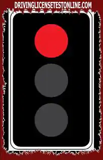 Arribeu a un semàfor vermell . La intersecció és clara i esteu segur que podeu passar per ....