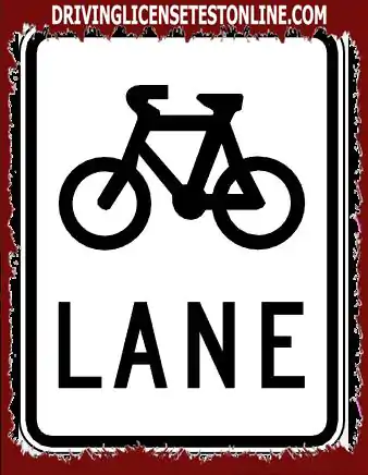 Bạn cần băng qua làn đường dành cho xe đạp để rẽ trái, nhưng có một...