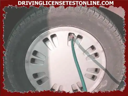 A pressão dos pneus é verificada :