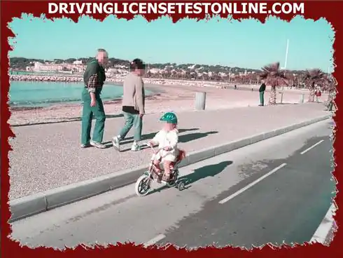 Den här unga cyklisten kan åka på cykelvägen :