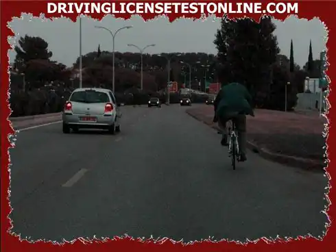 Questo ciclista nei centri abitati deve indossare un giubbotto di sicurezza: