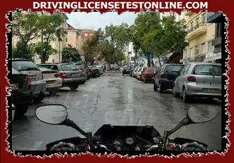 通常，在潮湿路面上骑两轮摩托车时，会存在以下风险: