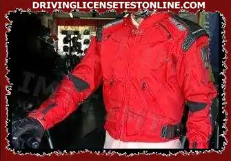 Braucot ar motocikliem, ieteicams valkāt piemērotu aizsargapģērbu ?