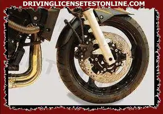 Da bi provjerio stanje kočionih pločica motocikla, vozač mora: