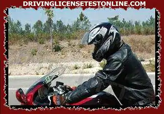 A motorkerékpár vezetőjének védőkabátot kell viselnie ?
