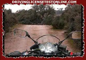 ¿Qué debe hacer el conductor de una motocicleta de dos ruedas en una carretera en mal estado? ?