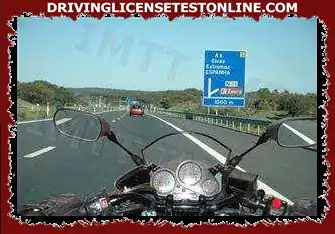 고속도로에서 기동할 때 오토바이 운전자는 다음 사항에 특히...