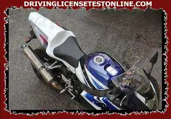 Bir motosiklet sürücüsü, yerel bölgelerde kask takmaktan muaftır.