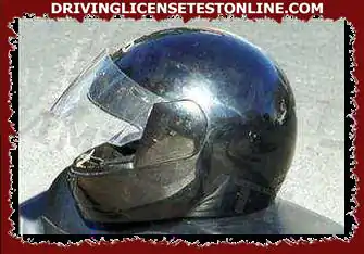 只有摩托车骑手必须佩戴防护头盔.