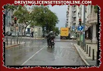 Al conducir una motocicleta de dos ruedas en carreteras mojadas, el conductor debe: