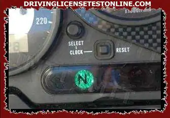계기판에 N이 새겨진 녹색 경고등이 켜지면 운전자에게 다음을 알립니다.