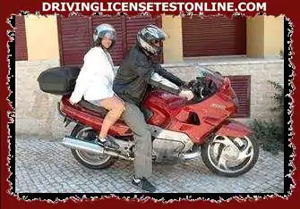Divriteņu motocikla vadītājs ar lieliem izmēriem un svaru, uzņemot pasažieri :