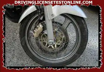 骑摩托车时，必须使用前轮刹车: