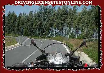 Al conducir una motocicleta de dos ruedas en curvas con el mismo radio de curvatura: