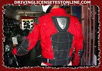 Bij het rijden op motorfietsen moet het gebruik van geschikte kleding worden opgevat als :