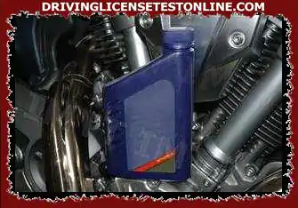 At what level should the motorcycle engine oil be maintained?