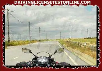 Si, mientras conduce, un motociclista encuentra que el casco se ha aflojado, debe: