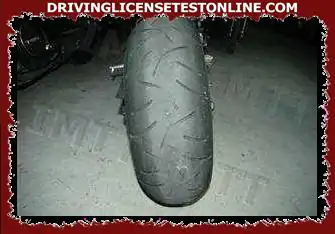 A motorcycle user should know that the tires must be replaced: