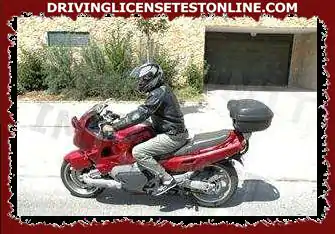 A posição da motocicleta na rodovia deve variar dependendo do trânsito e das condições...