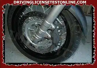 Une pression excessive des pneus avant sur une moto peut impliquer que :