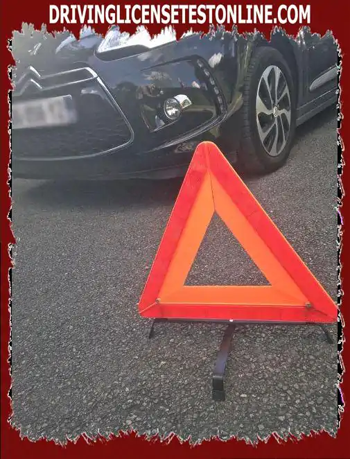 Σε περίπτωση βλάβης σε πολυσύχναστο αυτοκινητόδρομο, πρέπει να βάλω το προειδοποιητικό τρίγωνο στη λωρίδα έκτακτης ανάγκης ?