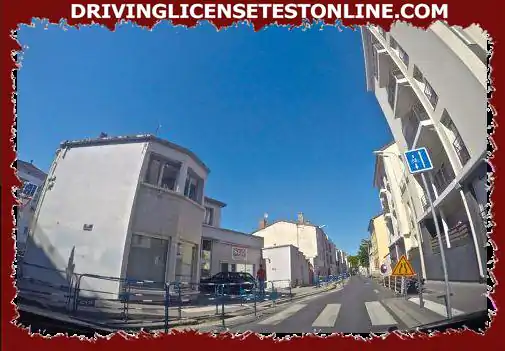 Bu cadde mopedler için tek yönlü :