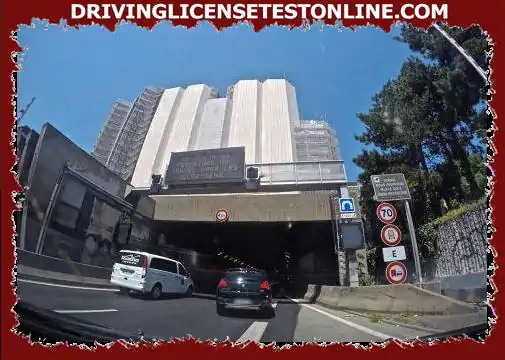Tento tunel je zakázaný pre všetky vozidlá prepravujúce nebezpečný tovar