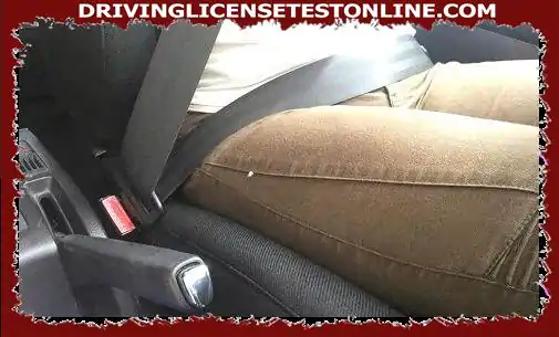 Este cinturón de seguridad del conductor está abrochado correctamente .