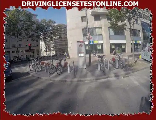 A e ndalon kjo shenjë përdorimin e këtyre biçikletave ?