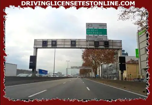 To go towards Geneva, I immediately take the right lane: