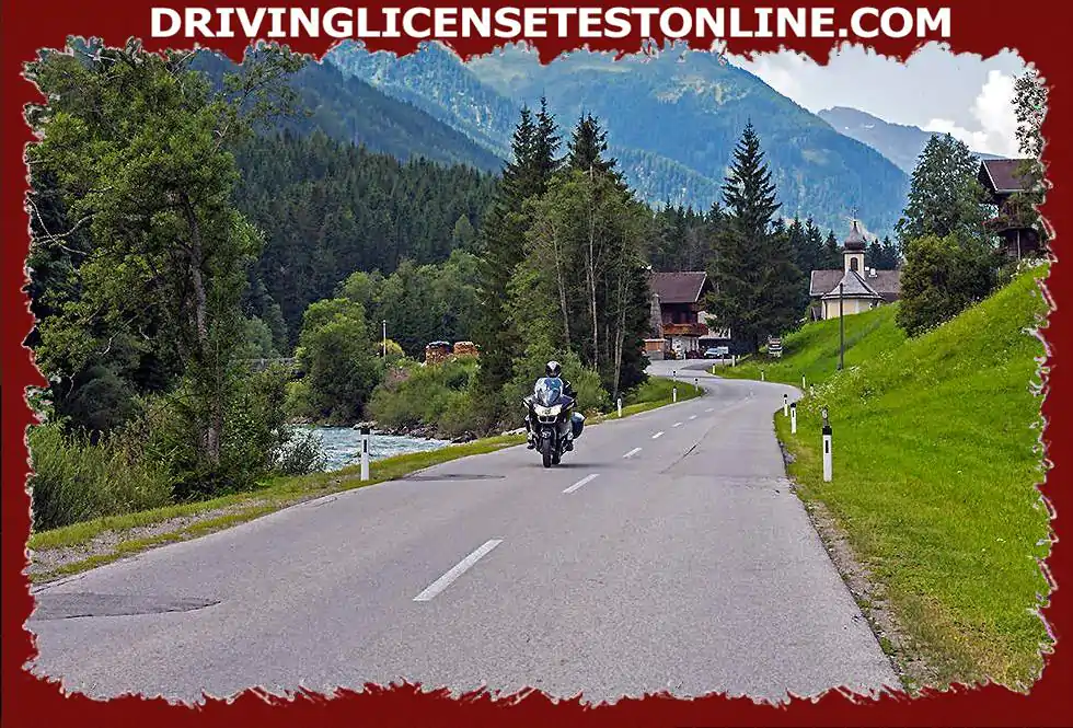 Yaklaşık 100 km/s hızla bu açık yolda motosikletinizi sürüyorsunuz ve yerel bir...