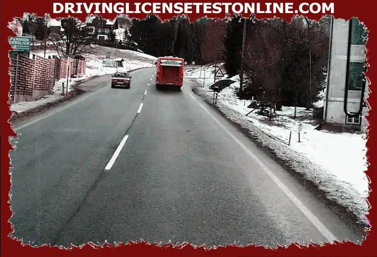 Vă conduceți camionul pe un drum deschis . Ce distanță păstrați de autobuz ?
