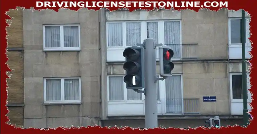 Acest semafor destinat reglementării circulației transportului public are același sens ca ...