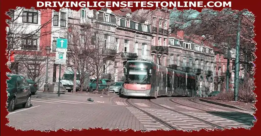 Ar tramvajus turėtų sustoti ir pėstiesiems, ar priešais perėją ?