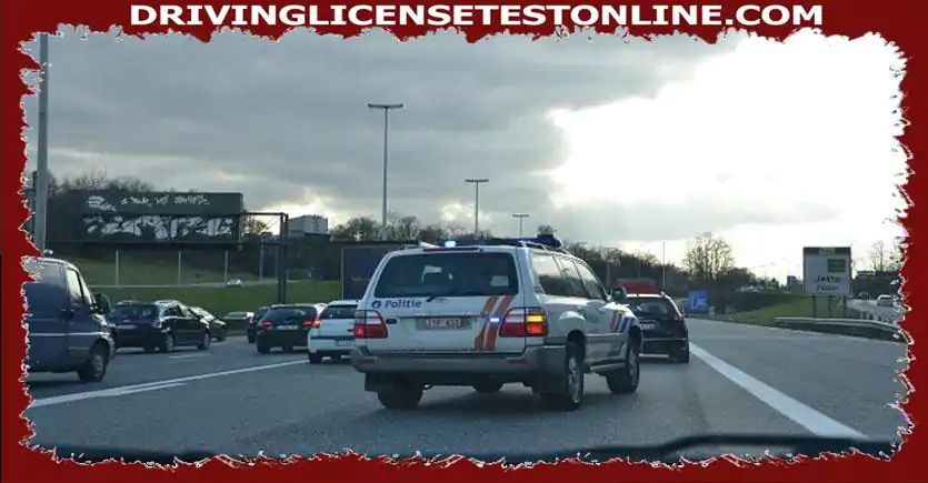 Ako se približi policijsko vozilo s plavim bljeskajućim svjetlom i sirenom, trebali biste: