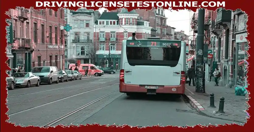 A les zones urbanitzades, aquest autobús està a punt de deixar el seu punt de parada . He...