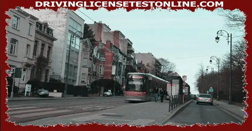 Acest tramvai este oprit pentru îmbarcarea și debarcarea pasagerilor . Pot trece pe dreapta :