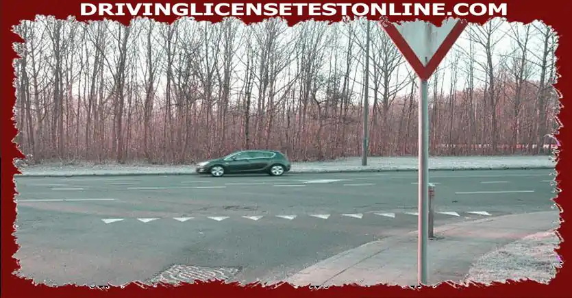 Cestni znak je postavljen manj kot 2 metra . Vaš avto je manj kot dva metra .