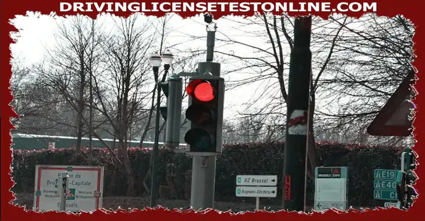 交通信號燈位於十字路口，距離超過 2 米 . 您的汽車高度不到 1.65 米...