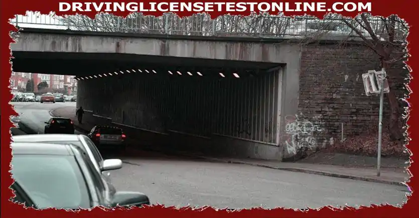 In this underpass, I can stop my vehicle along the sidewalk while I drop my passenger: