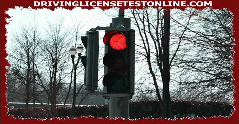 红绿灯位于十字路口外.您的车高超过1.65米.