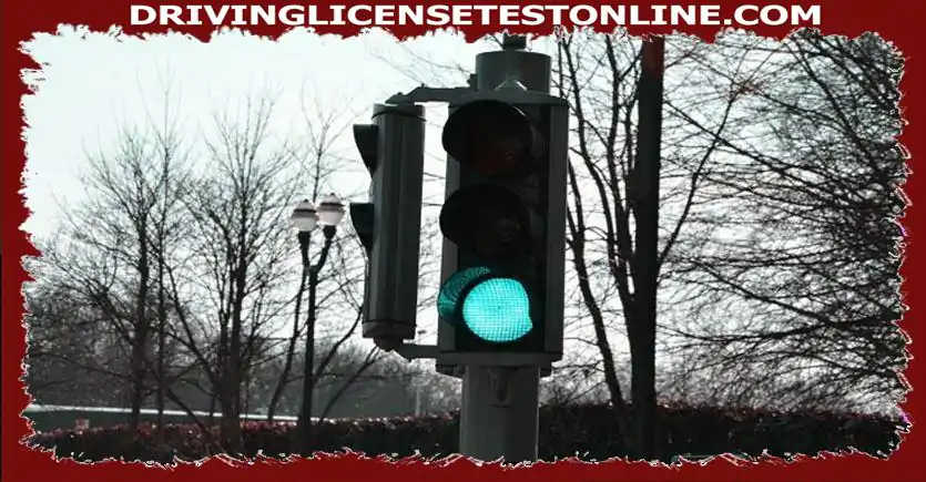 红绿灯放在十字路口.你的车不到1.65米高.
